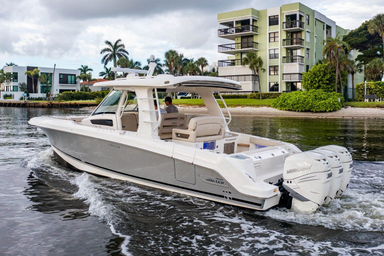 2022 Boston Whaler 350 Realm