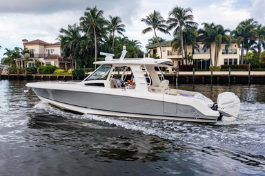 2022 Boston Whaler 350 Realm