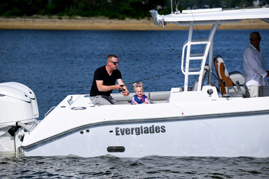 2024 Everglades 335 CC