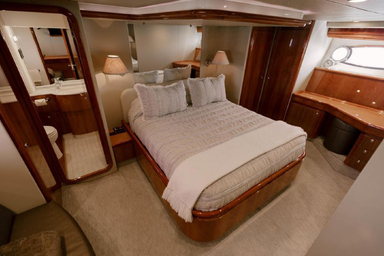 2000 Ferretti Yachts 680 