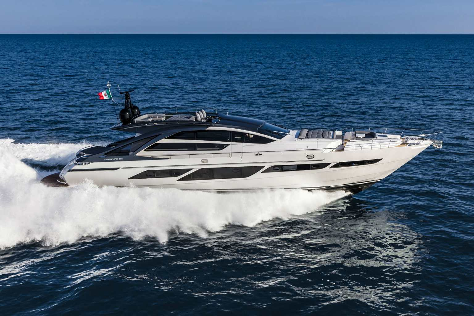 2022 Pershing Yachts 9X