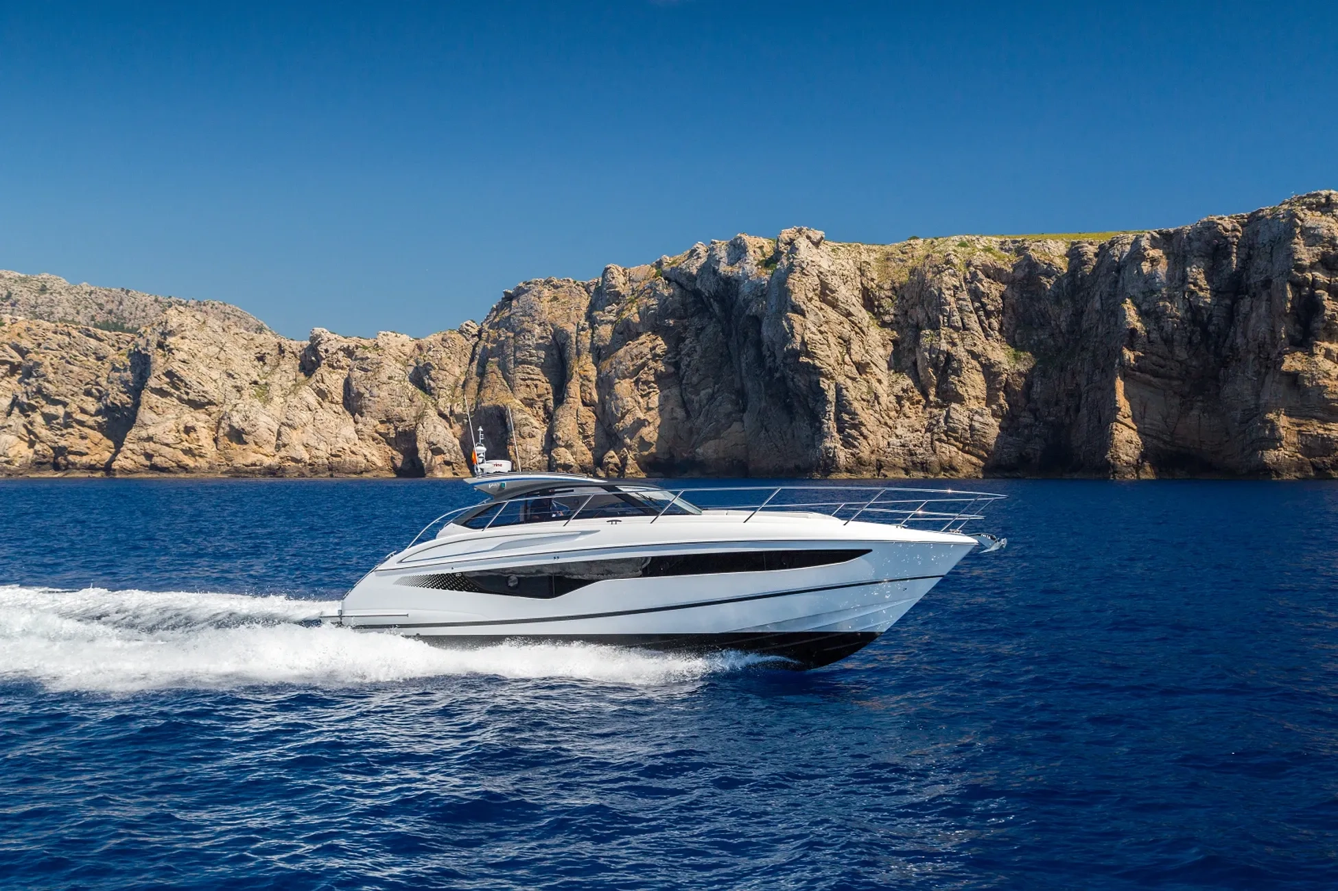 2017 Princess Yachts V40