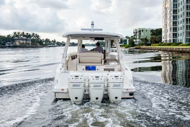 2022 Boston Whaler 350 Realm