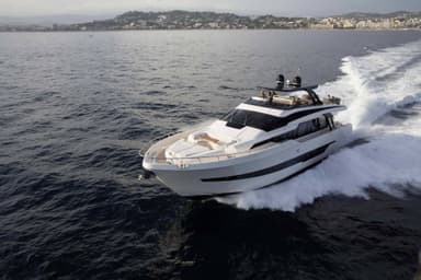 2018 Cayman Yachts F920