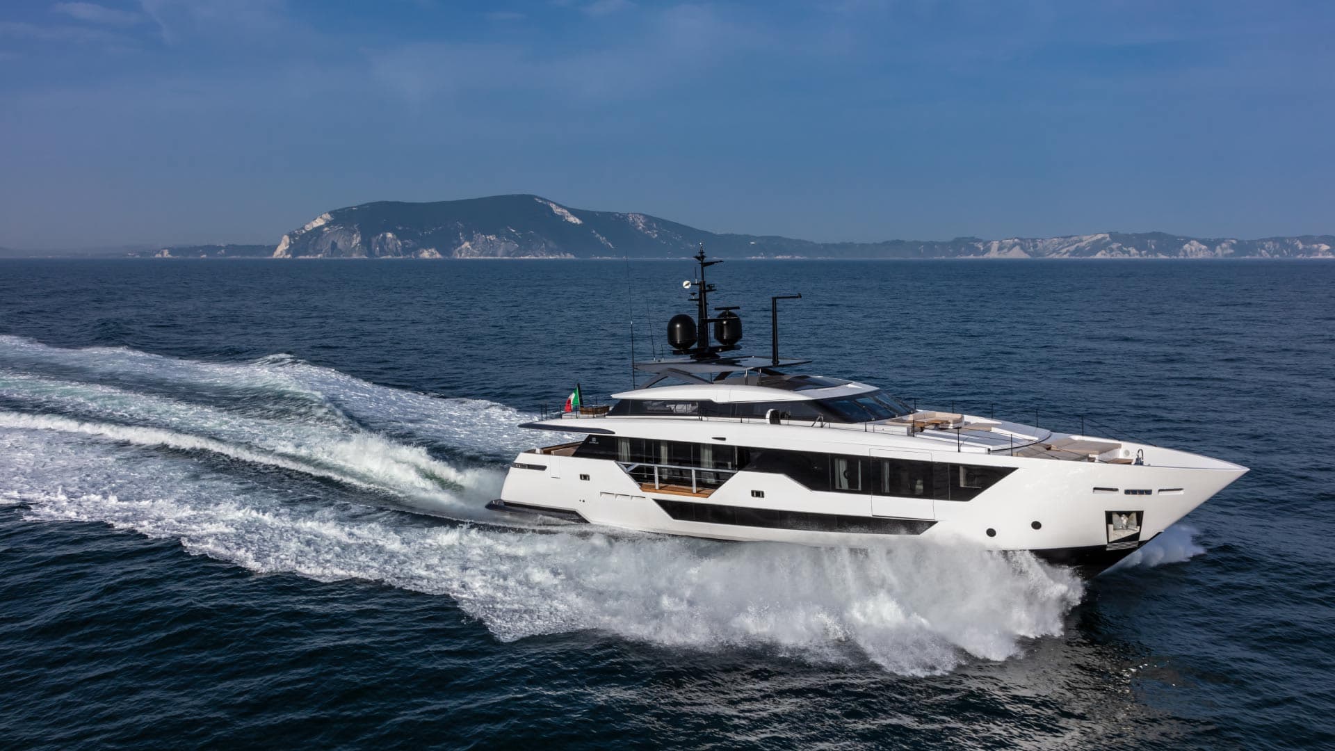 2019 Custom Line 106