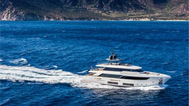 2017 Custom Line Navetta 33
