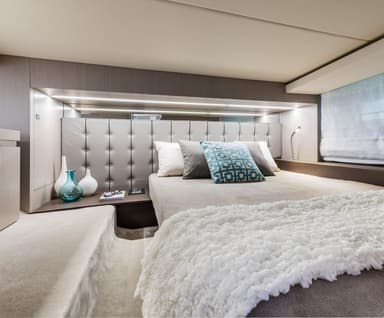 2018 Invictus Yacht GT370