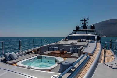 2016 Pershing Yachts 140