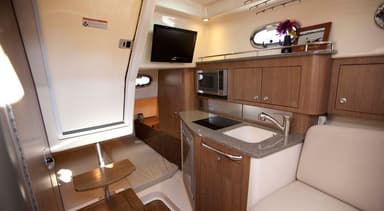 2018 Boston Whaler 315 Conquest