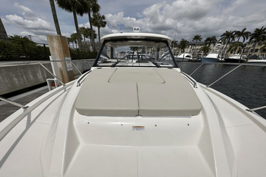 2022 Boston Whaler 325 Conquest