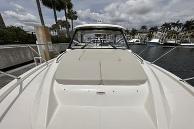 2022 Boston Whaler 325 Conquest