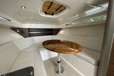 2022 Boston Whaler 325 Conquest