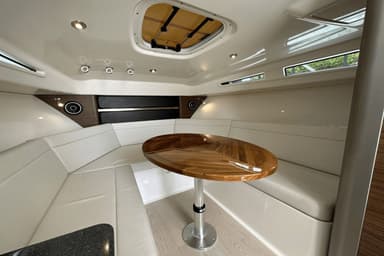 2022 Boston Whaler 325 Conquest