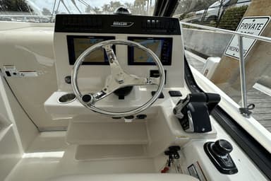 2022 Boston Whaler 325 Conquest