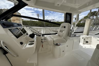 2022 Boston Whaler 325 Conquest