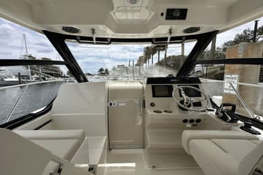 2022 Boston Whaler 325 Conquest