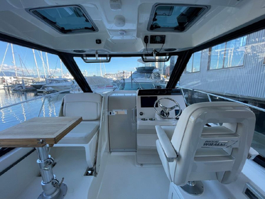 2023 Boston Whaler 325 Conquest Pilothouse