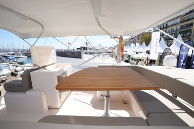 2019 Cayman Yachts F520