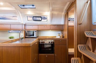 2014 Bavaria Yachts Cruiser 37