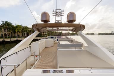 2010 Ferretti Yachts Altura 840