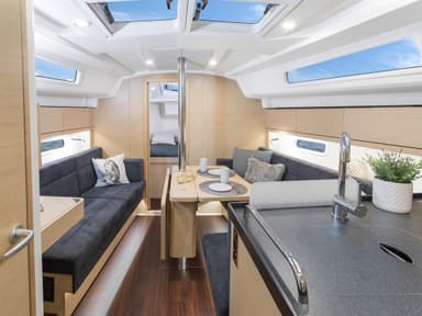 2018 Hanse Yachts 348