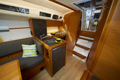 2018 Jeanneau Sun Odyssey 349