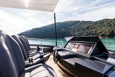 2022 Pershing Yachts 9X