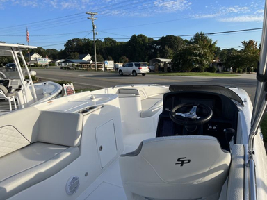 2022 Sea Pro 2400 SC Deck Boat