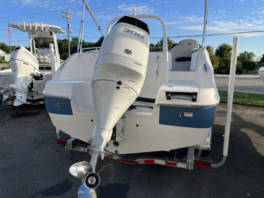 2022 Sea Pro 2400 SC Deck Boat