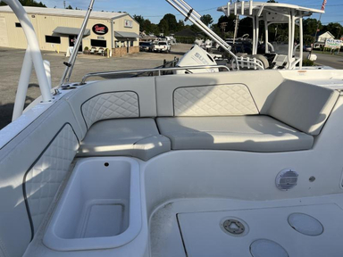 2022 Sea Pro 2400 SC Deck Boat