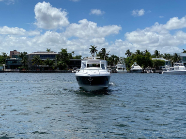 2015 Intrepid Powerboats 400 Cuddy