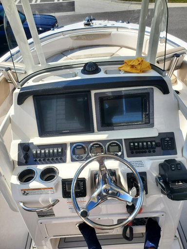 2017 Robalo R242 Center Console