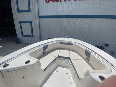 2018 Robalo R302 Center Console