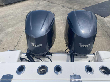 2018 Robalo R302 Center Console