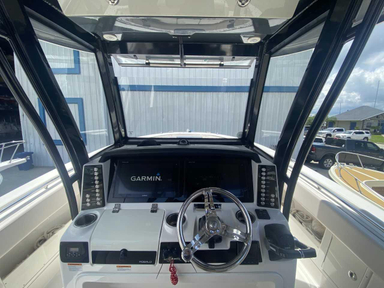 2018 Robalo R302 Center Console