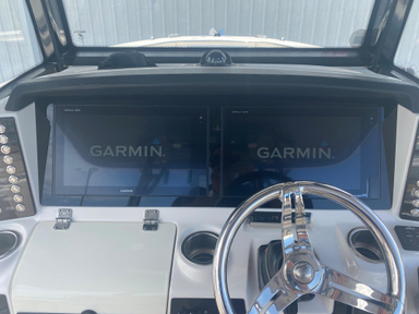 2018 Robalo R302 Center Console