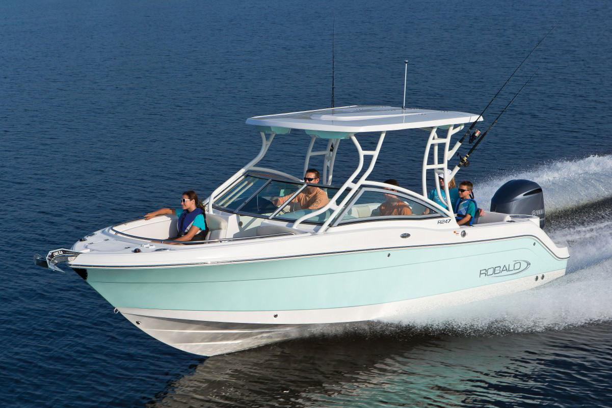 2022 Robalo R247 Dual Console