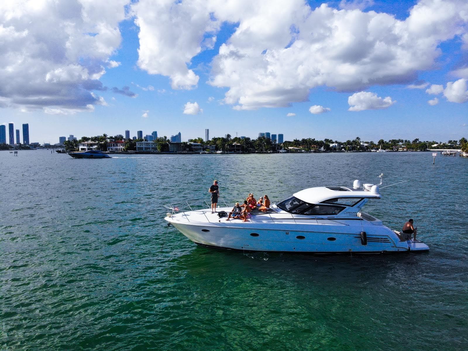 2000 Carver Yachts Trojan 440 Express