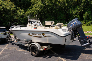 2005 Century Boat 18' CC