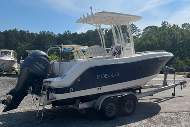 2017 Robalo R222 Center Console