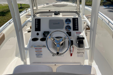 2017 Robalo R222 Center Console