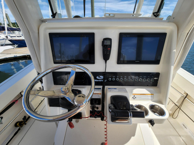 2018 WorldCat 295CC Center Console