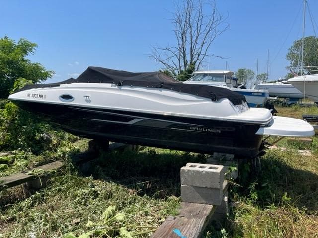 2016 Bayliner 215 Deck Boat