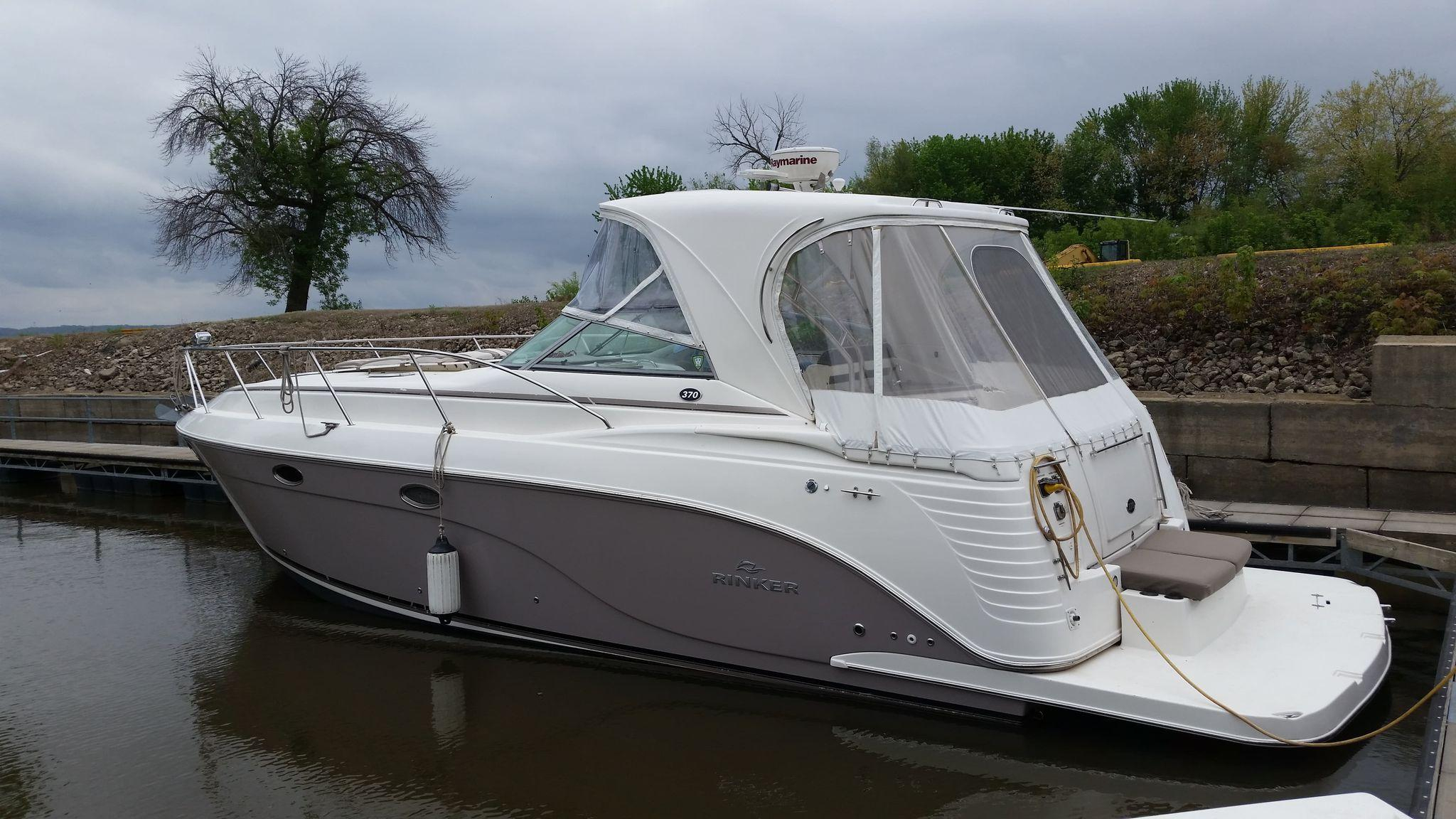 2008 Rinker 370 Express Cruiser