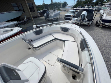 2021 Robalo 230 Center Console
