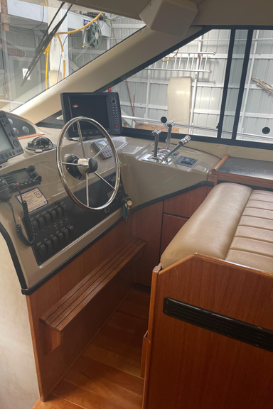 1996 Bayliner 3988 Command Bridge