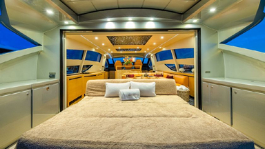 2010 Pershing Yachts 80