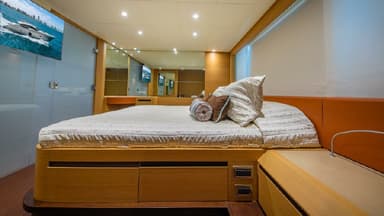 2010 Pershing Yachts 80